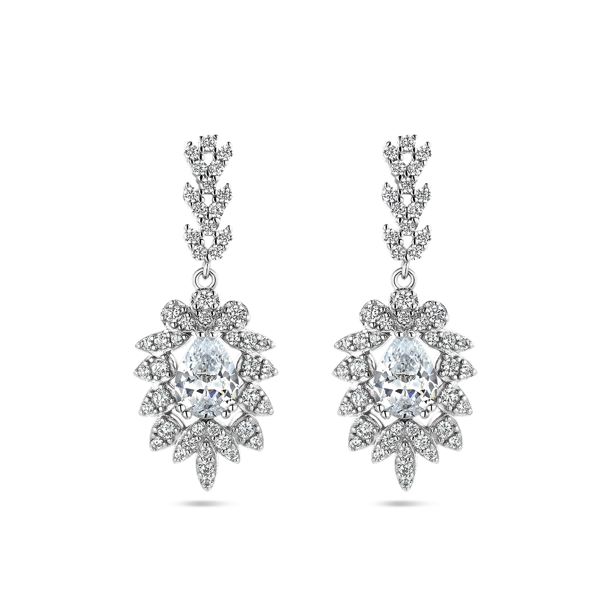 Gerhodineerd 925 zilveren oorhangers uitgevoerd met zirkonia. De oorhangers hebben een totale hoogte van 34mm.