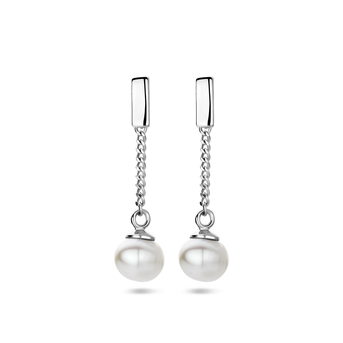 Gerhodineerd 925 zilveren oorhangers uitgevoerd met een zoetwaterparel. De oorhangers hebben een totale hoogte van 2cm. Het balkje heeft een afmeting van 5.2x2mm.
