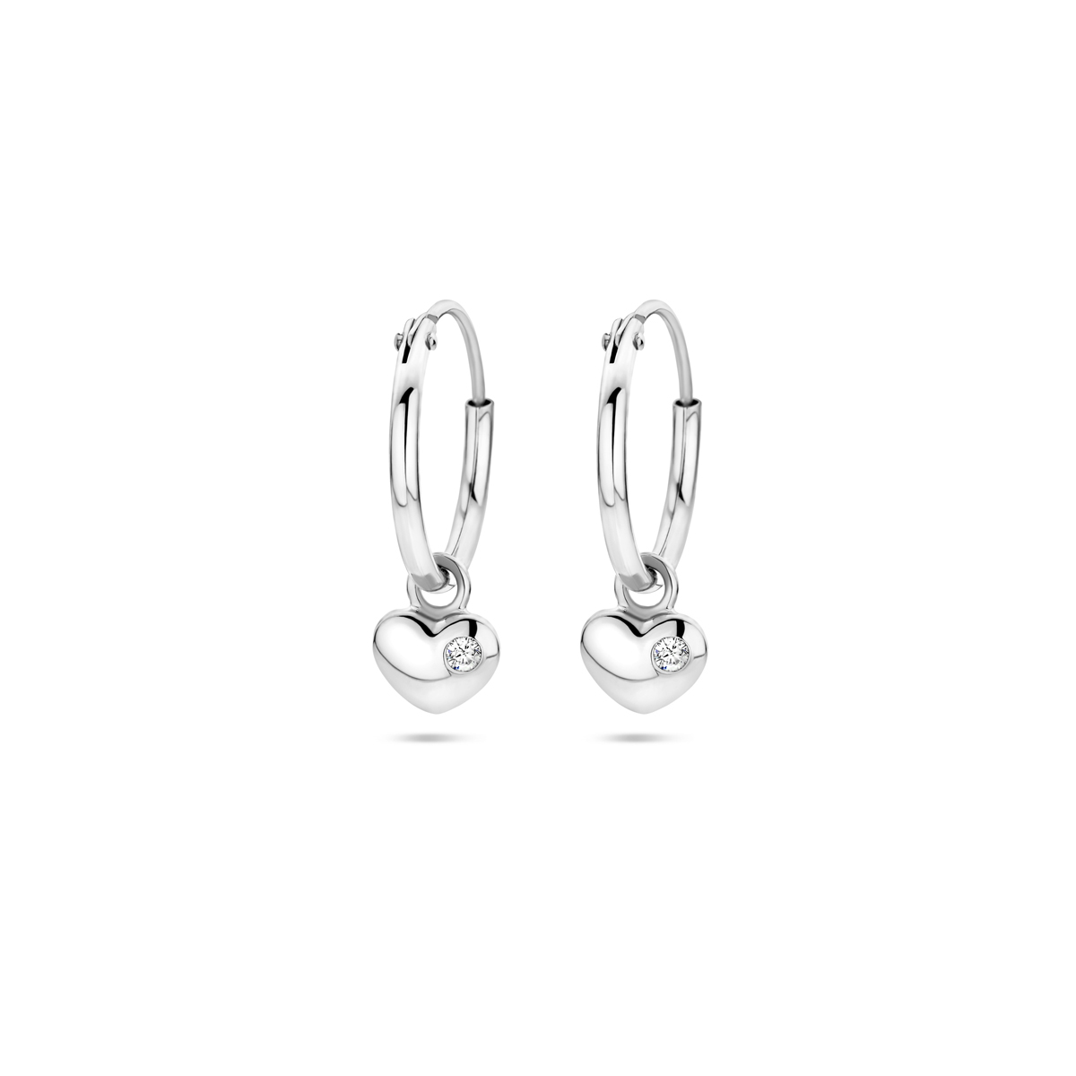 Gerhodineerd 925 zilveren oorringen met een hart en zirkonia. De oorringen hebben een diameter van 13mm.
