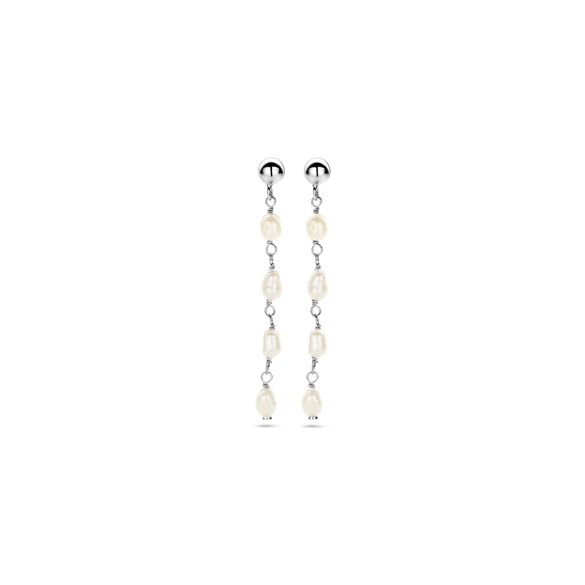 Gerhodineerd 925 zilveren oorhangers uitgevoerd met zoetwaterparels. De oorhangers hebben een hoogte van 39mm.