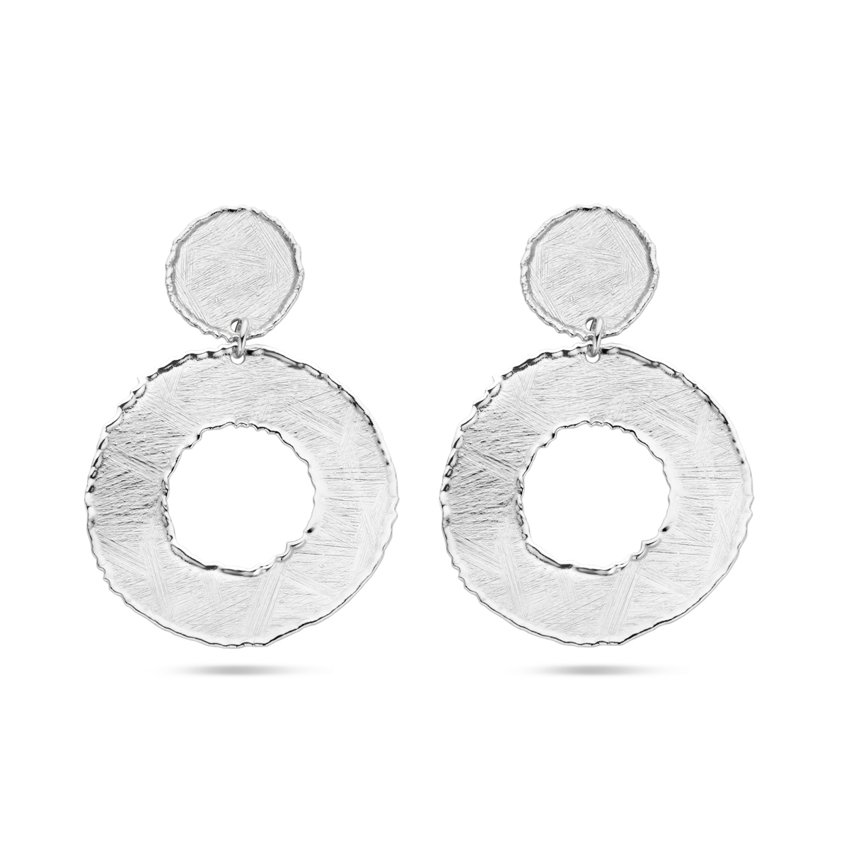 De Zilveren Oorhangers gescratcht cirkels zijn elegante studoorbellen. Ze hebben een breedte van 33 mm. Met hun rhodium-plated afwerking en glans geven ze een luxe uitstraling. Perfect voor zowel formele als informele gelegenheden. Draag ze met opgestoken haar om hun volle schoonheid te laten zien.