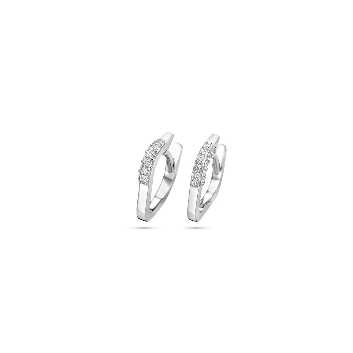 Gerhodineerd 925 zilveren klapoorringen uitgevoerd met zirkonia. De oorringen hebben een hoogte van 12mm.