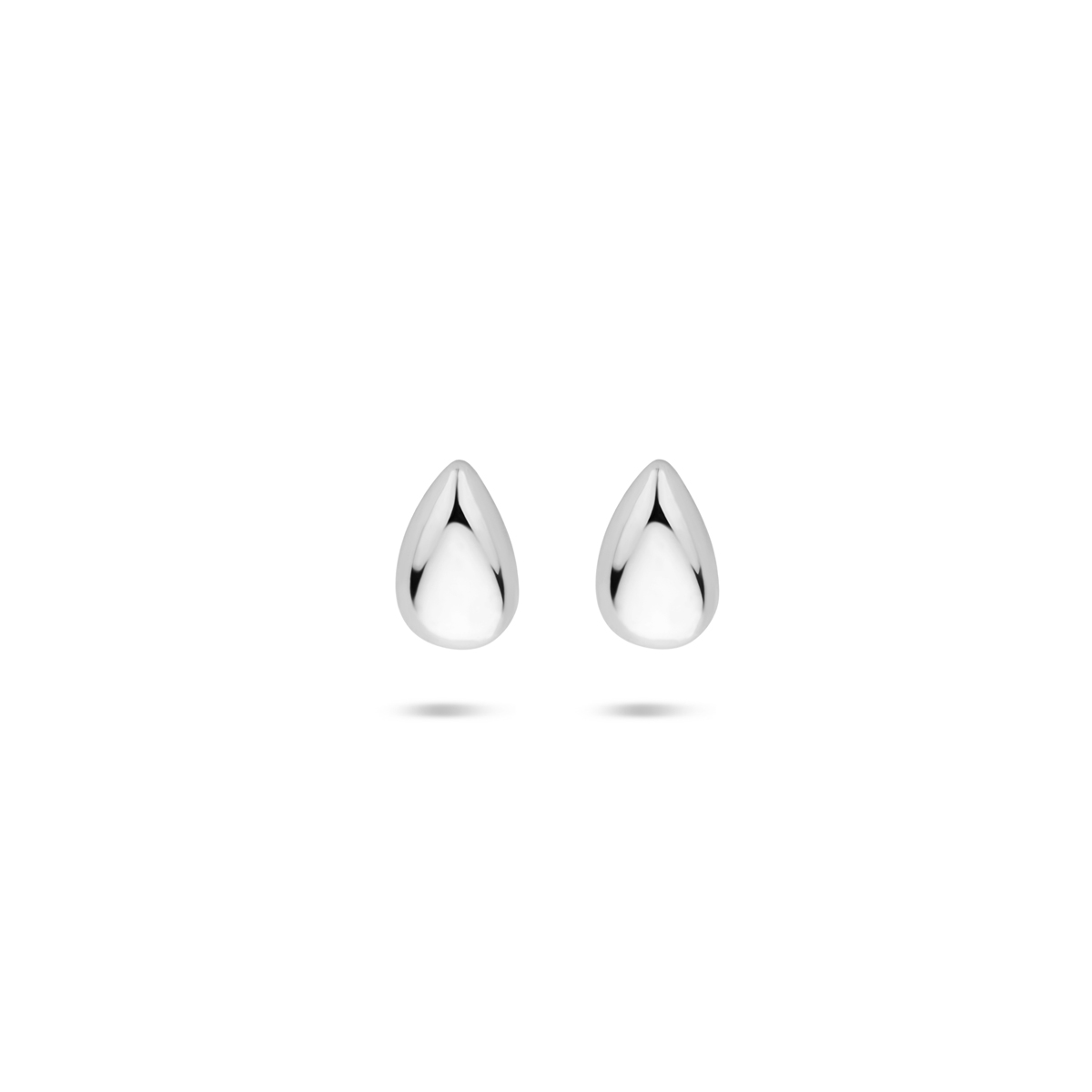 Gerhodineerd 925 zilveren oorknoppen uitgevoerd in de vorm van een druppel. De oorknoppen hebben een afmeting van 4.5x3mm.