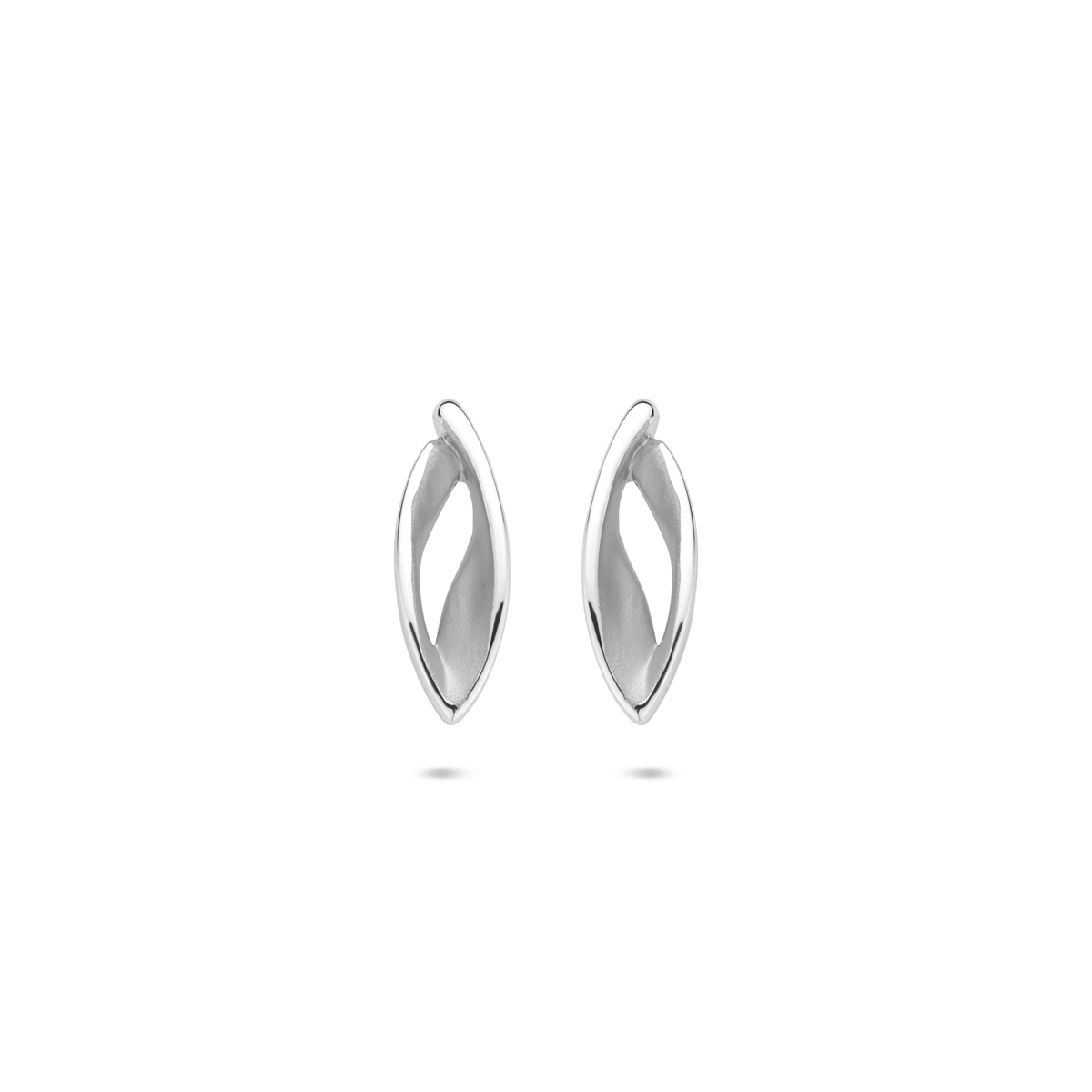 Gerhodineerd 925 zilveren oorknoppen uitgevoerd in poli/mat. De oorknoppen hebben een afmeting van 12x4mm.