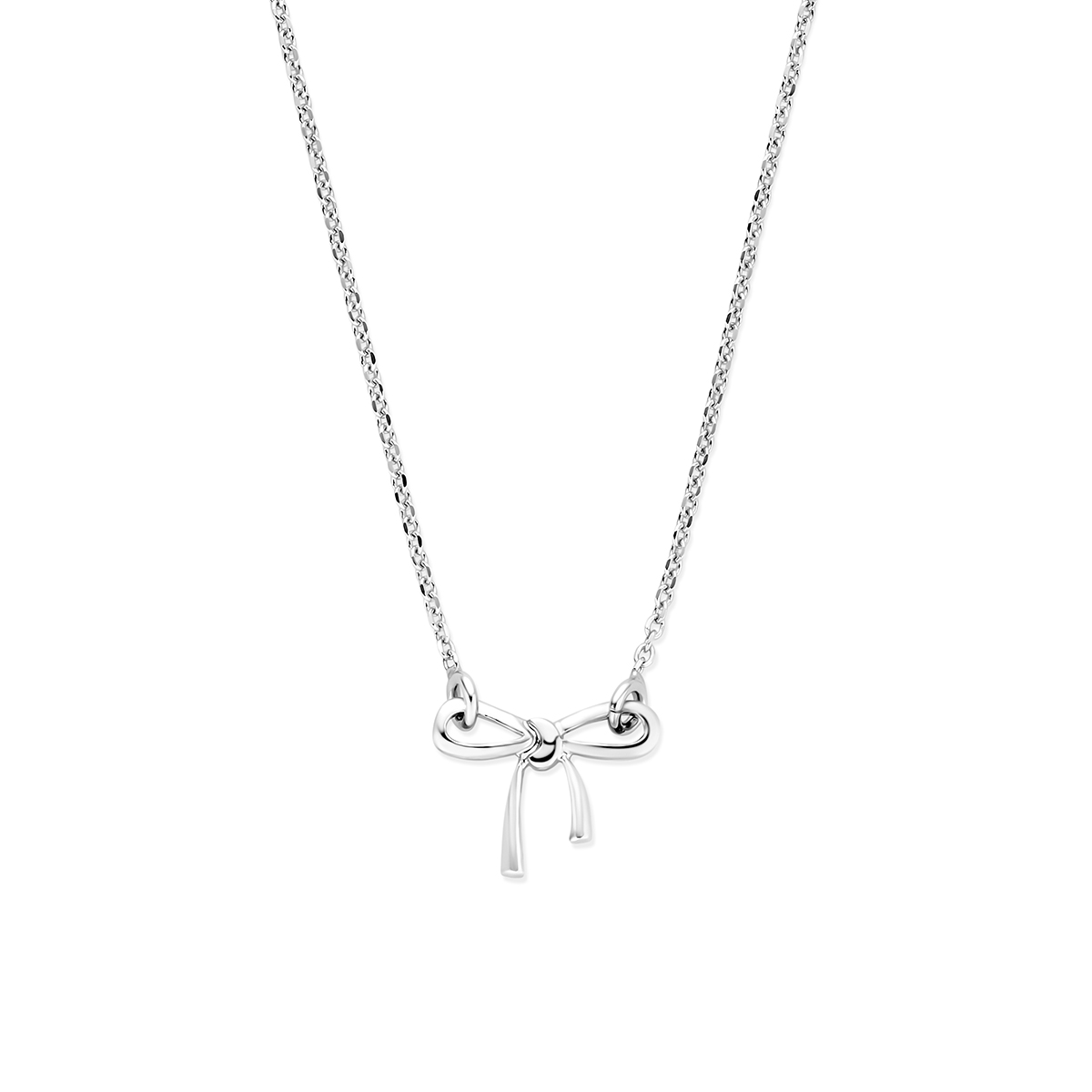 Gerhodineerd 925 zilveren collier uitgevoerd met een strik hanger. Het collier heeft een draaglengte van 41cm met een extensie van 4cm. De schakelbreedte is 1.3mm. Uitgevoerd met een karabijnsluiting.