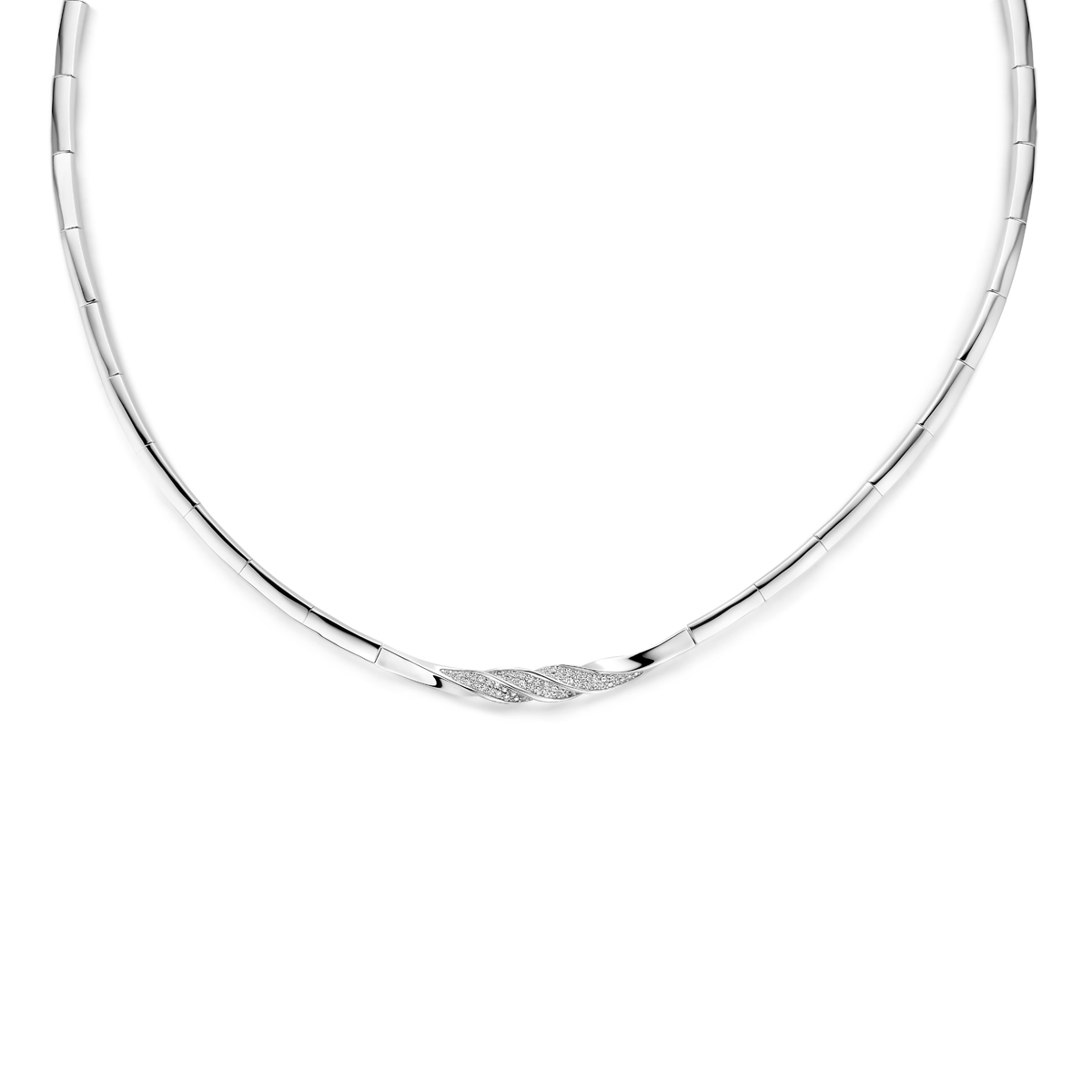 Dit Exclusief Zilveren collier, een prachtige rhodium geplateerde ketting in 925 sterling zilver. De ketting heeft een briljant geslepen zirkonia en is 500 mm lang. Perfect te dragen als opvallende accessoire bij elke outfit voor een verfijnde en elegante uitstraling. Voeg een vleugje glamour toe aan uw dagelijkse stijl!