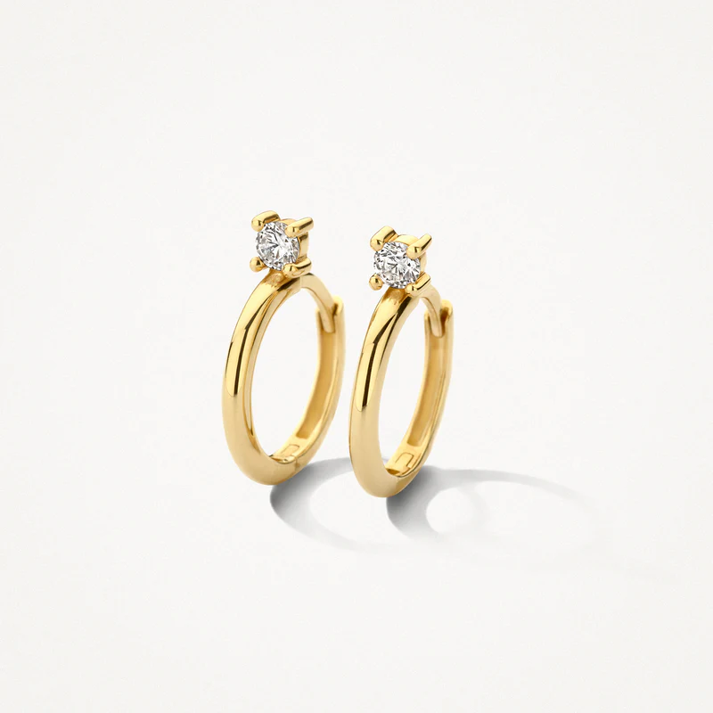 Zeer verfijnd en toch een statement: deze 14k geelgouden oorringen zijn tegelijkertijd ook oorknoppen waarin zirkonia in chaton-zetting schitteren. De omvang van de oorringen is 11,7 mm en ze zijn mooi te mixen en matchen met andere sieraden met zirkonia uit onze collectie.