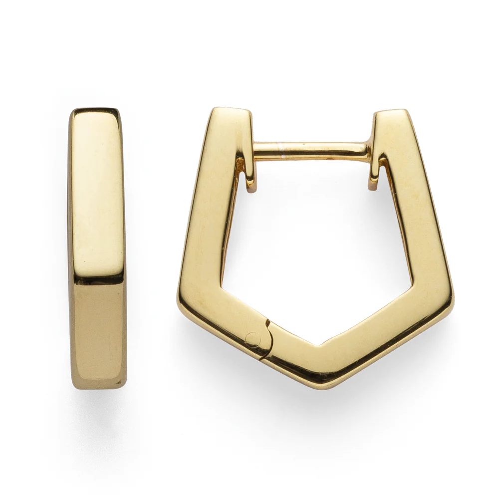 Diese moderne Creole aus poliertem und vergoldetem 925/- Sterlingsilber &uuml;berzeugt mit einem stilvollen, eckigen Design. Ob f&uuml;r den Alltag oder einen ganz besonderen Anlass - mit diesem sportlich-eleganten Ohrschmuck verleihen Sie Ihrem Look einen charakterstarken und zugleich femininen Ausdruck. Das eingebaute Scharnier sorgt f&uuml;r einen besonders hohen Tragekomfort und ein leichtes &Ouml;ffnen des formsch&ouml;nen Ohrschmucks. Auch in pursilber erh&auml;ltlich.