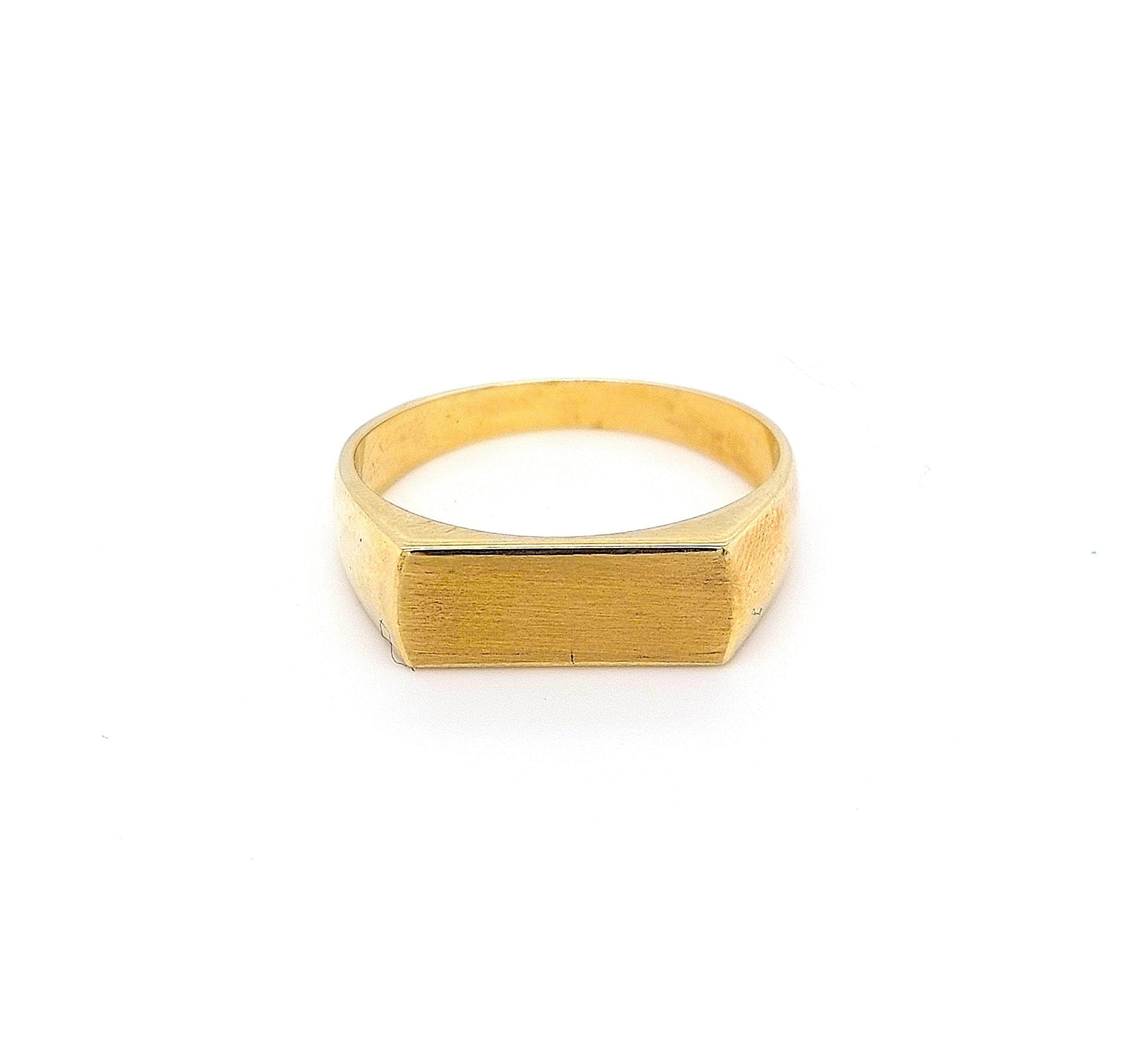 De HBCOLLECTIE ring, onderdeel van onze JUWEEL categorie, is een opvallend sieraad met een maat van 61. Het is perfect om als statement stuk te dragen en voegt elegantie toe aan elke outfit. Draag hem solo voor een verfijnde look of combineer met andere ringen voor een gedurfde, gelaagde stijl.