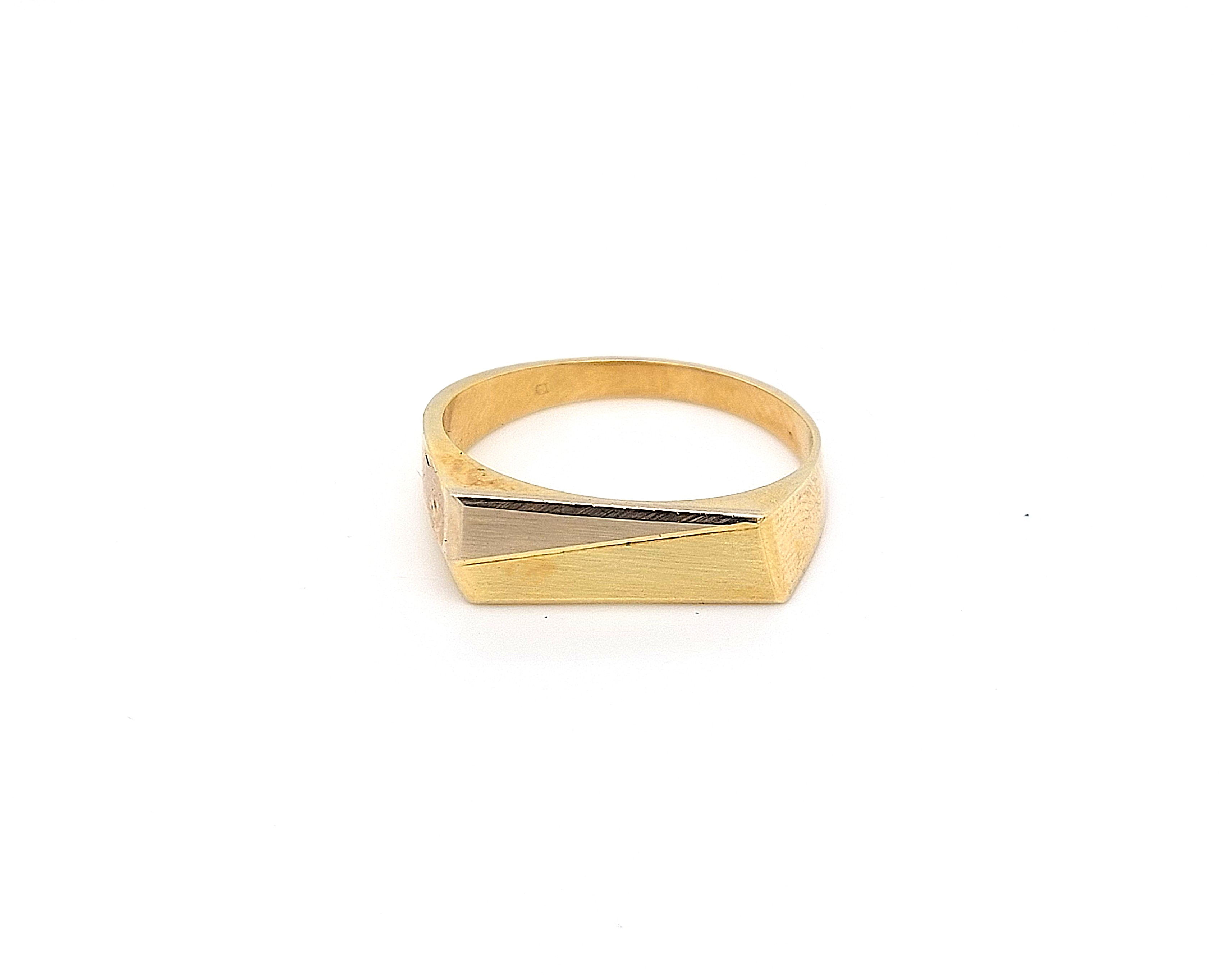 De HBCOLLECTIE is een verfijnd sieraad dat perfect past in de categorie "JEWEL". Deze ring, met maat 59, straalt elegantie en stijl uit. Draag deze prachtige ring als een statement-stuk om je outfit een chique touch te geven. Combineer met eenvoudige accessoires voor een evenwichtige en verfijnde uitstraling. Ideaal voor elke speciale gelegenheid.