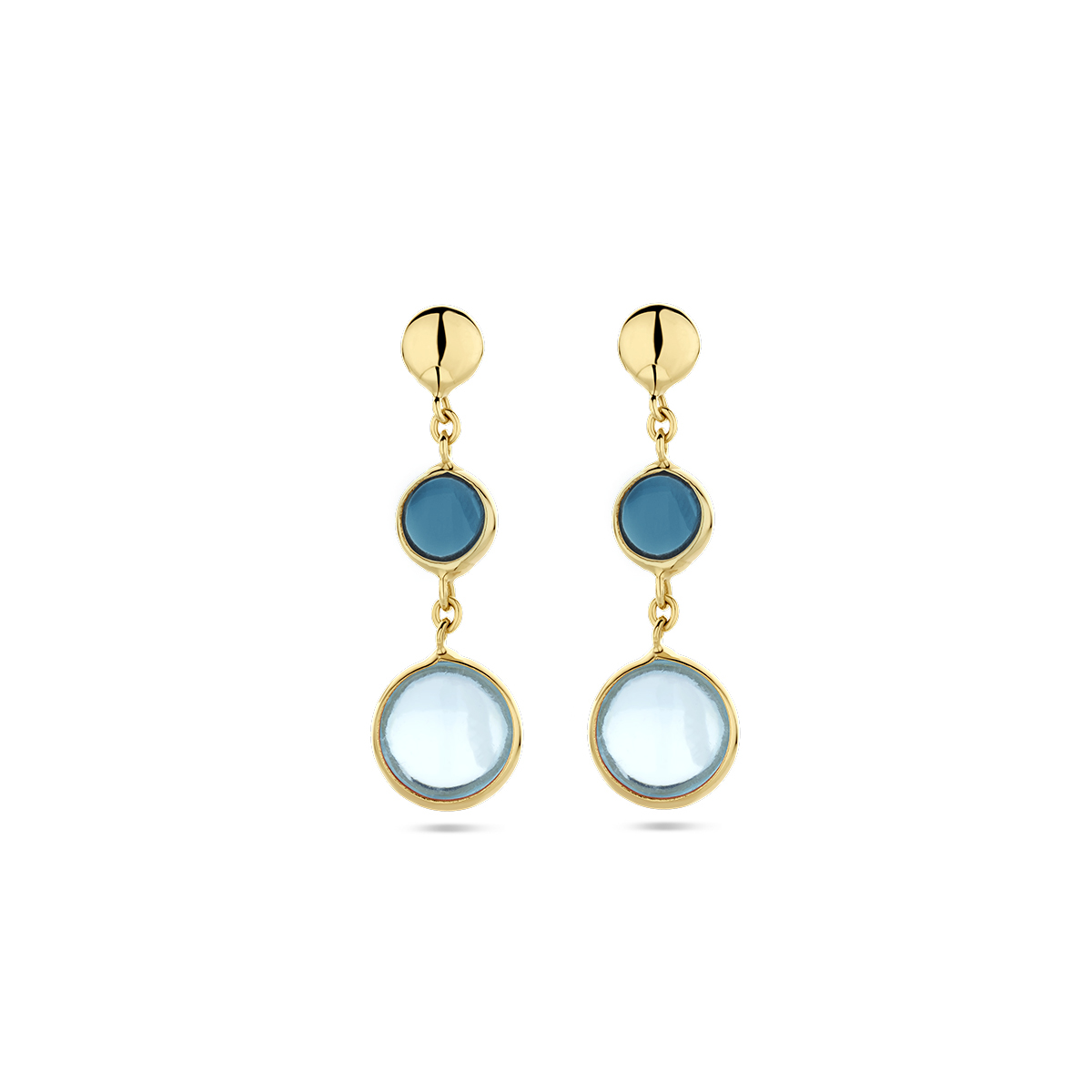 14k Geelgouden oorhangers uitgevoerd met blauw topaas en london blue topaas. De totale hoogte van de oorhangers is 2.2cm. De breedtes van de stenen met zetkast is 6.5 en 4.5mm.