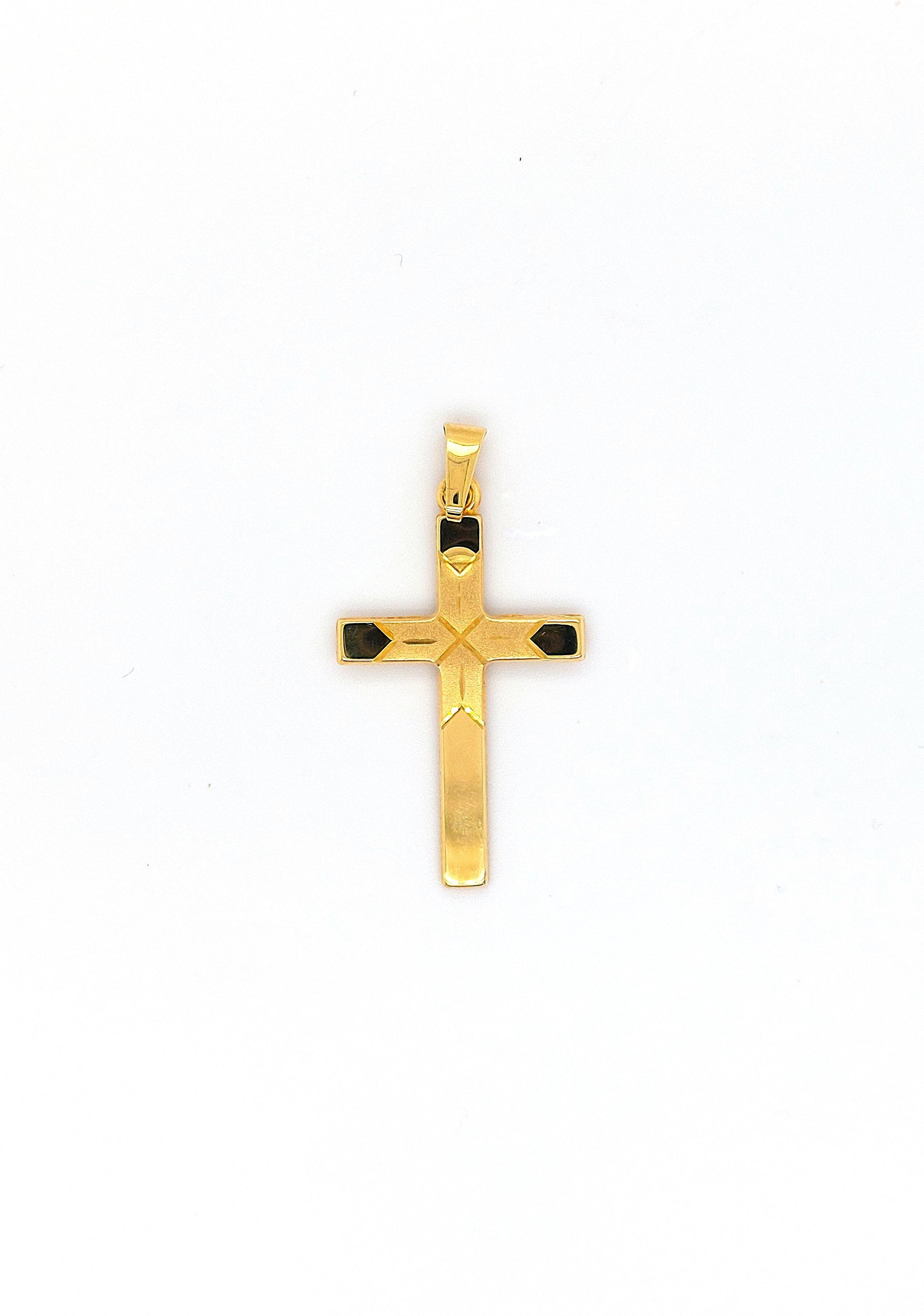 Dit product, het gouden kruis met modelnummer HBCOLLECTIE, behoort tot de categorie sieraden en is specifiek een hanger. De beste manier om het te dragen is aan een ketting, dicht bij het hart, als een subtiel en elegant accessoire dat zowel dagelijks als bij speciale gelegenheden gedragen kan worden. Een tijdloze aanvulling voor elke sieradencollectie.
