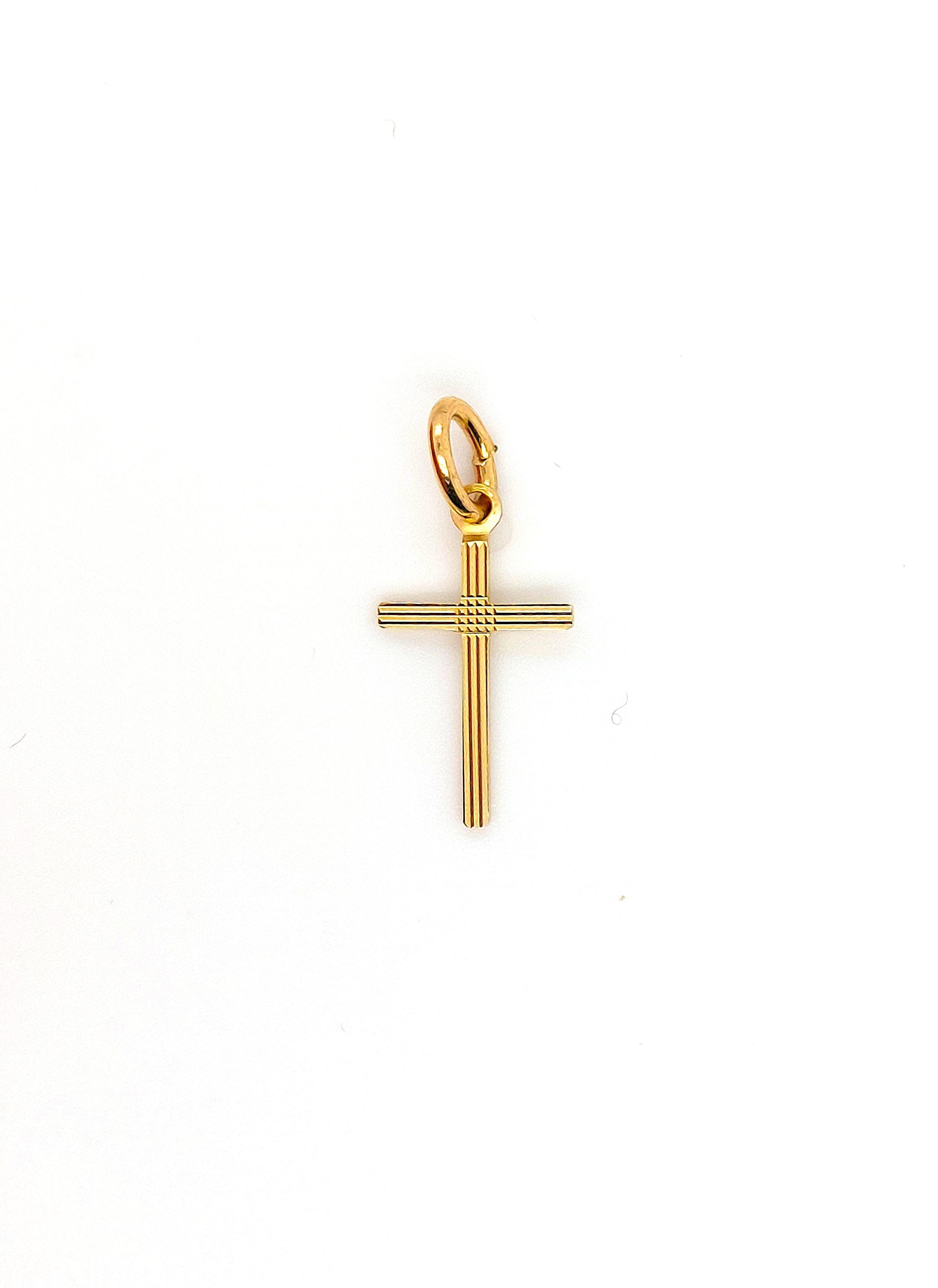 Het product "Gouden Kruis" met modelnummer HBCOLLECTIE is een prachtig sieraad in de categorie juwelen, specifiek als hanger. Deze stijlvolle gouden hanger voegt een verfijnd accent toe aan elke outfit. Draag het aan een elegante ketting voor een klassieke en tijdloze look die perfect is voor zowel dagelijks gebruik als speciale gelegenheden.