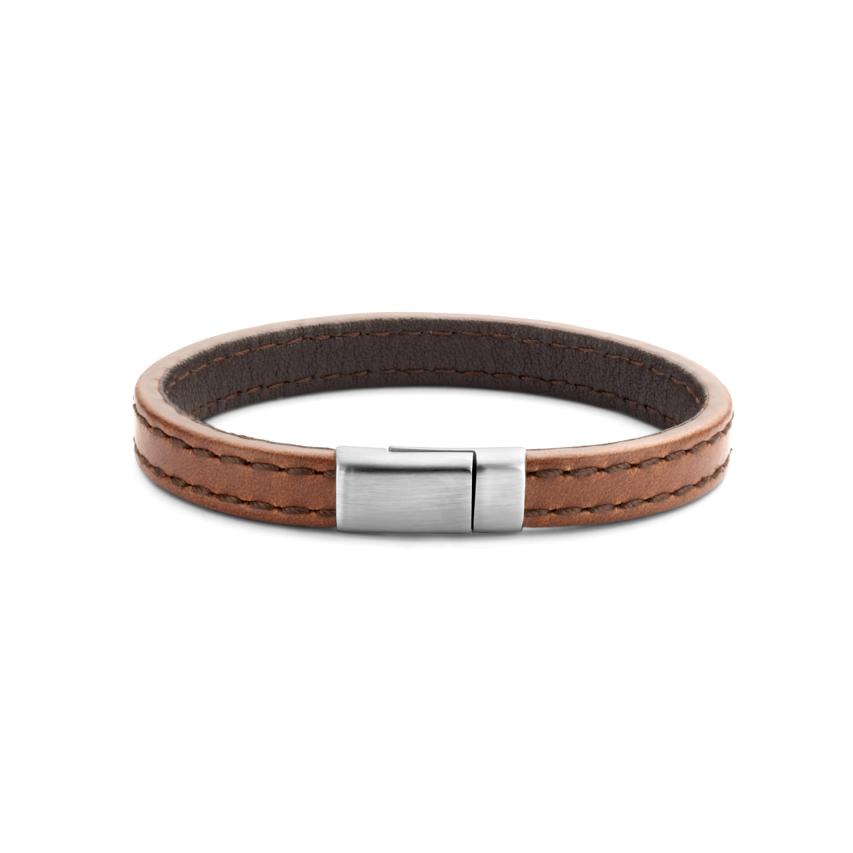 Geef je heren sieradencollectie een stoere touch met deze exclusieve bruine leren armband. Deze robuuste armband is vervaardigd uit hoogwaardig bruin leer, gecombineerd met een edelstalen magneetsluiting in zilverkleur. Met een breedte van 9,0 mm en een lengte van 19 cm heeft deze armband een stevig, mannelijk karakter. Dankzij de praktische magneetsluiting is de armband razendsnel om en af te doen, ideaal voor dagelijks gebruik.