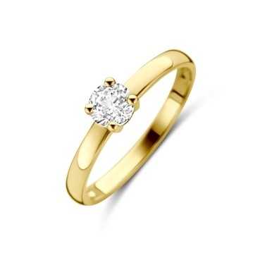 9k Geel kleurig ring uitgevoerd met zirkonia. De ring heeft een breedte van 4.5mm.