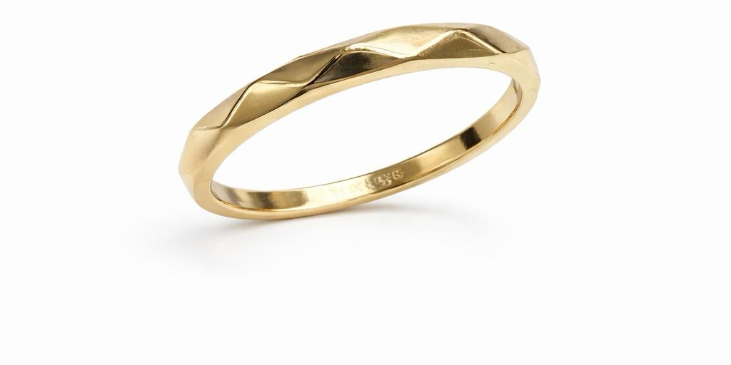 Deze prachtige Gouden gediamanteerd ring van 14 karaat goud is een verfijnd sieraad. De ringmaat is 54 en de kleur is goud. Deze ring straalt elegantie uit en is perfect voor zowel alledaagse als speciale gelegenheden. Draag het solo voor een subtiele look of combineer met andere gouden sieraden voor extra allure.