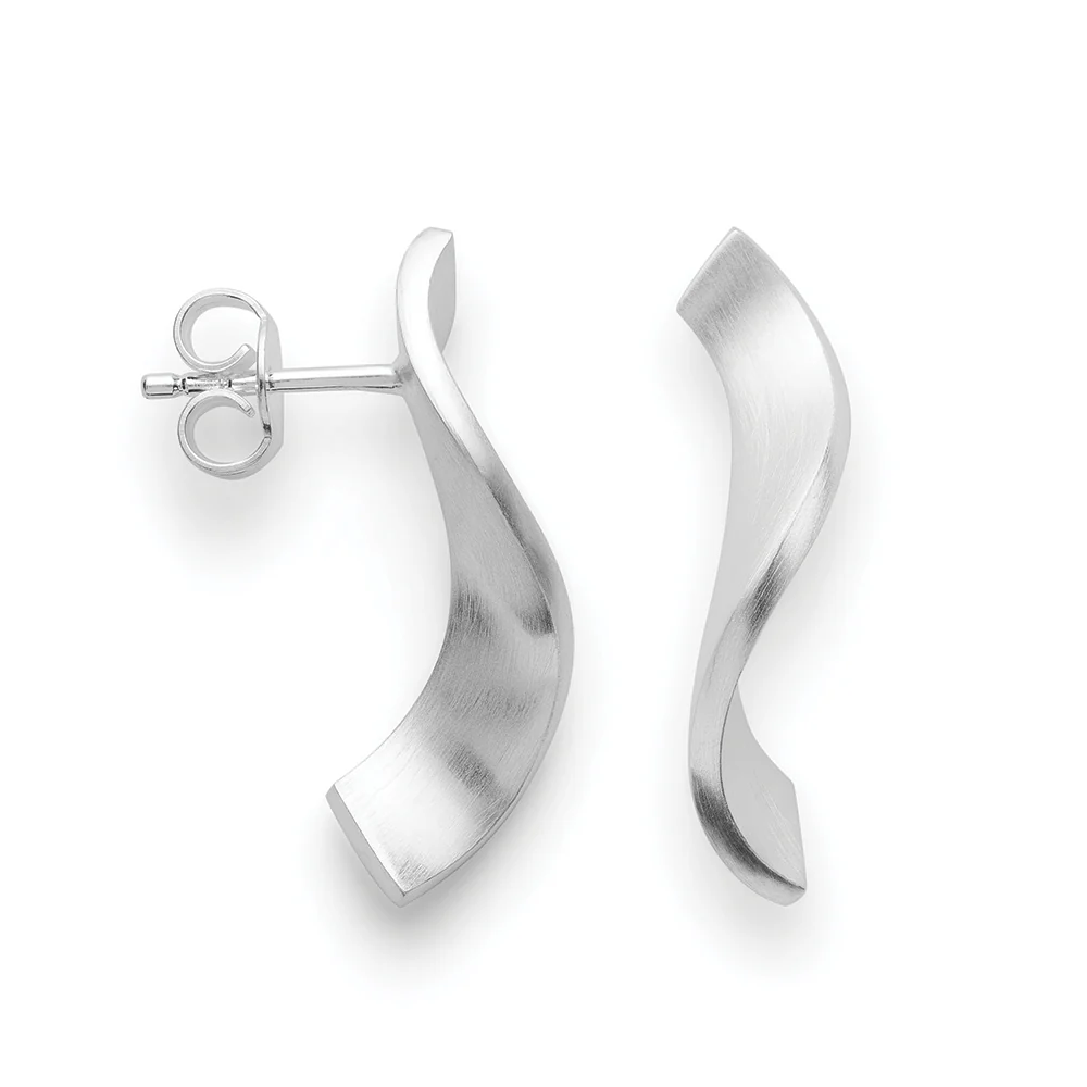 Dynamisch geformte Ohrstecker aus der Design-Linie "Magic Twist". Strahlendes 925/- Sterlingsilber mit strichmattierter Oberfl&auml;che formt sich zu einem wundersch&ouml;n geschwungenen Ohrschmuck in au&szlig;ergew&ouml;hnlicher Manufakturqualit&auml;t. Perfekt kombiniert mit dem dazugeh&ouml;rigen Anh&auml;nger oder dem dazugeh&ouml;rigen Ring. Ein zeitloses und zugleich elegantes Designschmuckst&uuml;ck aus der Feder der talentierten Designerin Dr. Sabine Brandenburg-Frank.