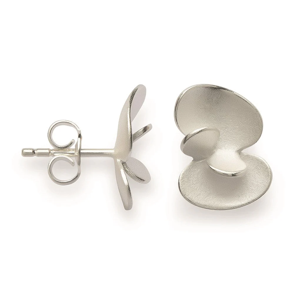 "The Water Lily Collection" - diesen Namen tr&auml;gt die neue bastian inverun Linie der talentierten norwegischen Designern Kaja Gjedebo. Zarte blattartige Schmuckelemente aus sandmattem Sterlingsilber f&uuml;gen sich zusammen zu einem wundersch&ouml;nen, sehr femininen Ohrstecker in angedeutetem Knospendesign. Perfekt in Kombination mit dem dazugeh&ouml;rigen Anh&auml;nger und dem passenden Ring.