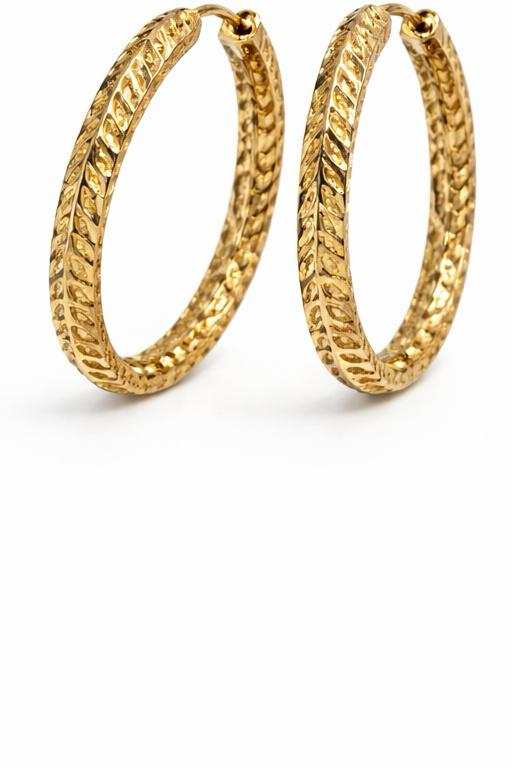 De Gouden ANGLE HOOPS zijn prachtige creolen van 17mm. Ze zijn gemaakt van 14 karaats goud, goudkleurig en hebben een breedte van 2,2mm. Perfect voor dagelijks gebruik of speciale gelegenheden. Draag deze tijdloze oorbellen om een vleugje elegantie en verfijning aan uw look toe te voegen.