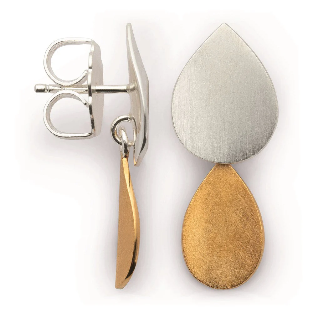 "Bicolor Drop" - diesen Namen tr&auml;gt die neue teilvergoldete Designlinie aus der Feder der deutschen Designerin Nadine Resch, welche durch einen leicht konkave Tropfenausf&uuml;hrung der wundersch&ouml;nen Ohrstecker &uuml;berzeugt. Der jeweils minimal kleiner gehaltene eingeh&auml;ngte Tropfen ist gelbgoldvergoldet und hat eine kratzmattierte Oberfl&auml;che, wohingegen der obere gr&ouml;&szlig;ere Tropfen durch eine zur&uuml;ckhaltendere pure Ausf&uuml;hrung mit strichmattierter Oberfl&auml;che &uuml;berzeugt. Wir empfehlen dieses Schmuckst&uuml;ck in Kombination mit dem dazugeh&ouml;rigen Anh&auml;nger aus derselben Linie "Bicolor Drop".
