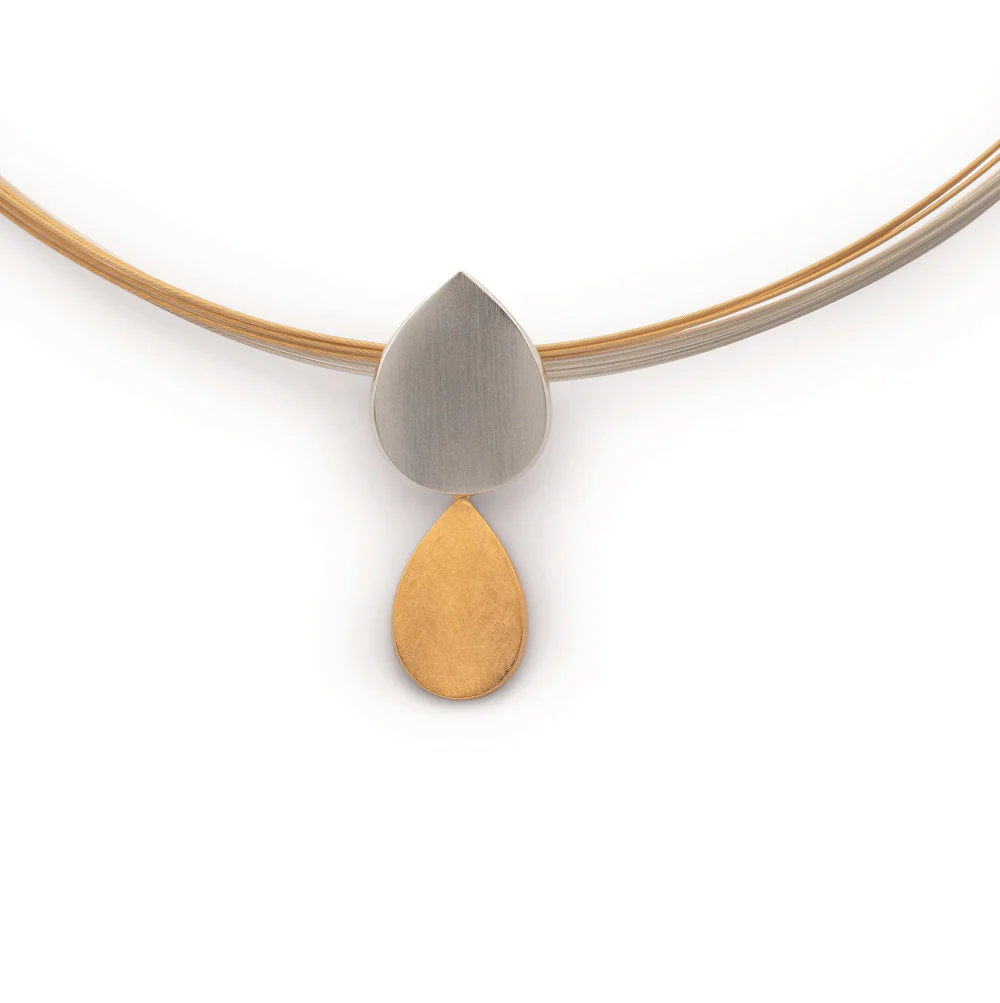 Bicolor Drop" - diesen Namen tr&auml;gt die neue teilvergoldete Designlinie aus der Feder der deutschen Designerin Nadine Resch, welche durch einen leicht konkave Tropfenausf&uuml;hrung &uuml;berzeugt. Der minimal kleinere eingeh&auml;ngte Tropfen ist gelbgoldvergoldet und hat eine kratzmattierte Oberfl&auml;che, wohingegen der obere gr&ouml;&szlig;ere Tropfen durch eine pure Ausf&uuml;hrung mit zur&uuml;ckhaltender strichmattierter Oberfl&auml;che &uuml;berzeugt. Wir empfehlen dieses Schmuckst&uuml;ck in Kombination mit den dazugeh&ouml;rigen Ohrh&auml;ngern sowie in Kombination mit dem bicoloren Mehrstrangreif 43500.