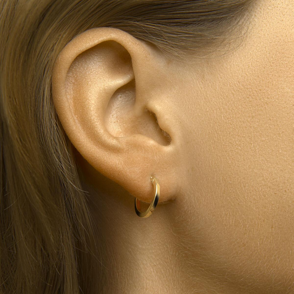 14k Geelgouden oorringen met een 925 zilveren kern. De oorringen hebben een dikte van 1.6mm.