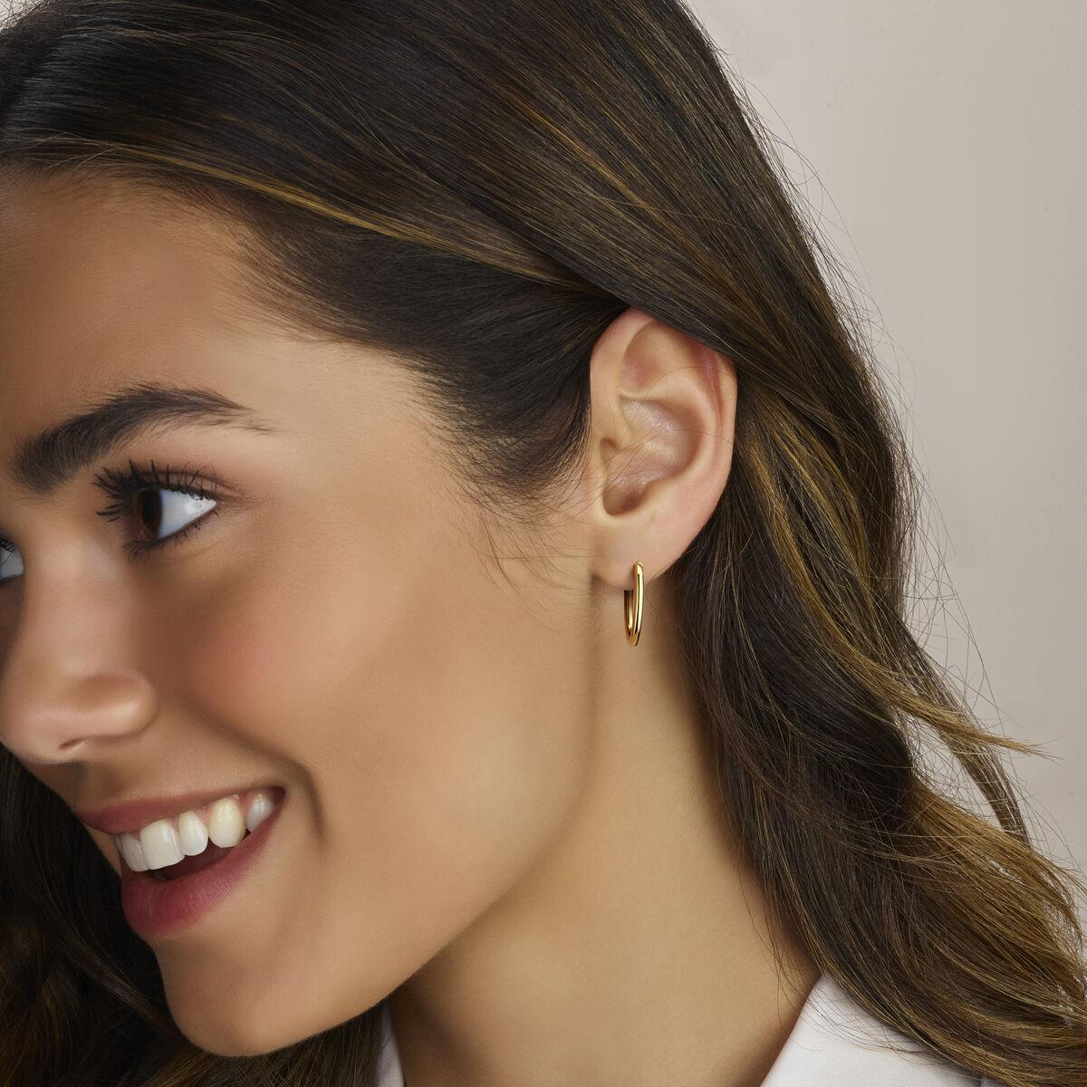 14k Geelgouden met een kern van 925 zilver. De oorringen hebben een afmeting van 23x2mm.