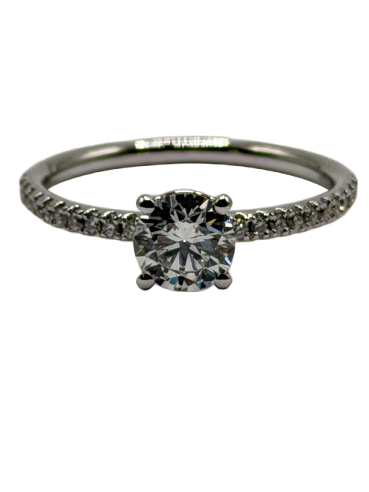 De Labgrown ring model 0059 is een prachtige verlovingsring met een 0,87 karaat briljante labdiamant van de hoogste kwaliteit (VS1, kleur E). Gemaakt van 14-karaats witgoud, maat 54. Perfect om te dragen bij verlovingen en speciale gelegenheden. Draag deze prachtige ring als symbool van eeuwige liefde.