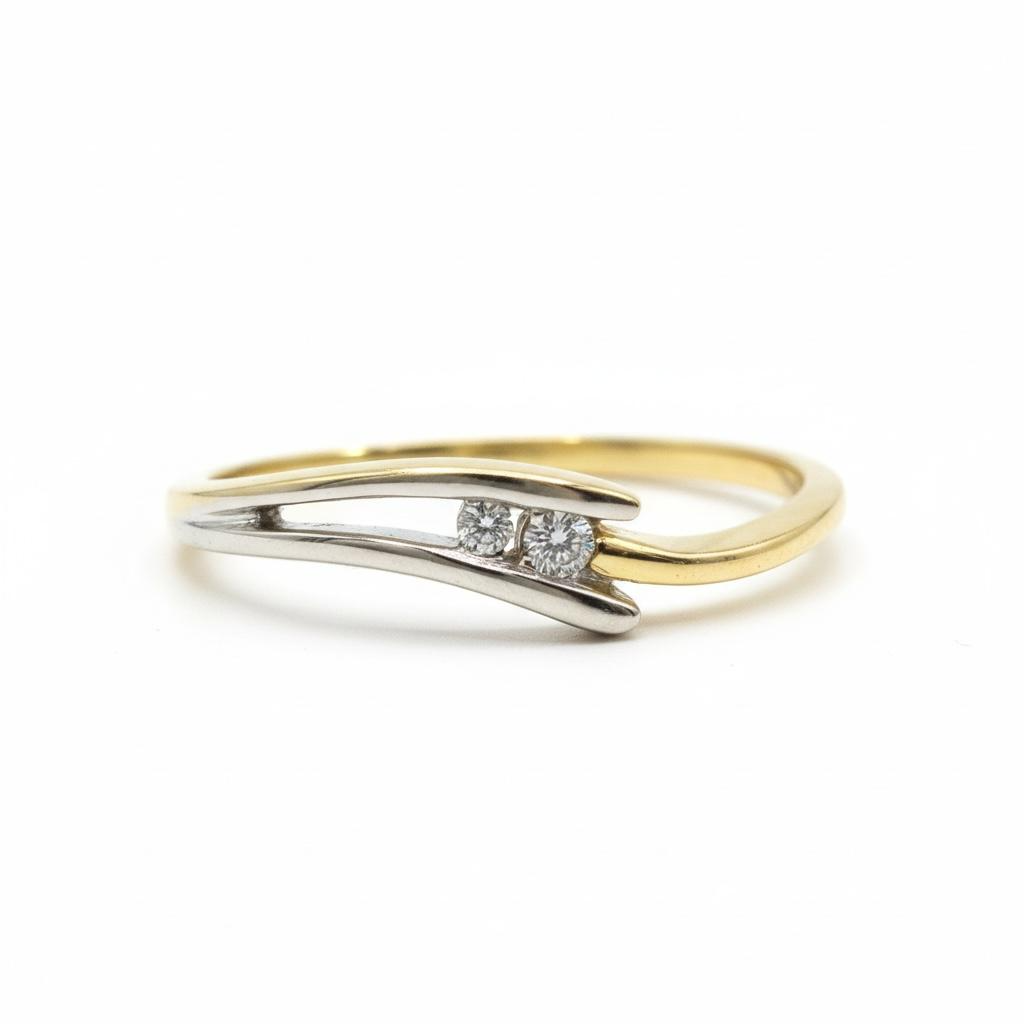 De Slagring met briljant 0.03CT H-SI en 14k goud, is een verfijnde verlovingsring. Combineert elegantie met vakmanschap. Draag deze prachtige ring op de ringvinger van de linkerhand om de verbondenheid en toewijding aan je partner te symboliseren tijdens speciale gelegenheden.