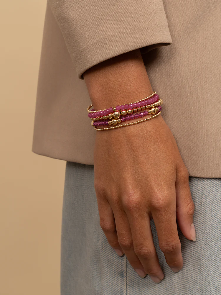 STRETCH ARMBAND MET JADE KRALEN EN EEN GOUD OP ZILVER KRAAL