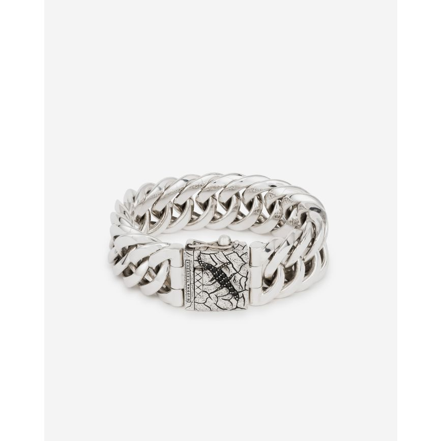 De Chain Groot Zwart Spinel Limited Armband Zilver, is een luxe armband, vervaardigd uit zilver en hoogglanzend afgewerkt. Met een gewicht van 101,08 gram en een breedte van 22 mm biedt deze armband een stevige, elegante uitstraling. De armband sluit met een bakslot met veiligheidsachtje. Perfect te combineren met formele kleding voor speciale gelegenheden.