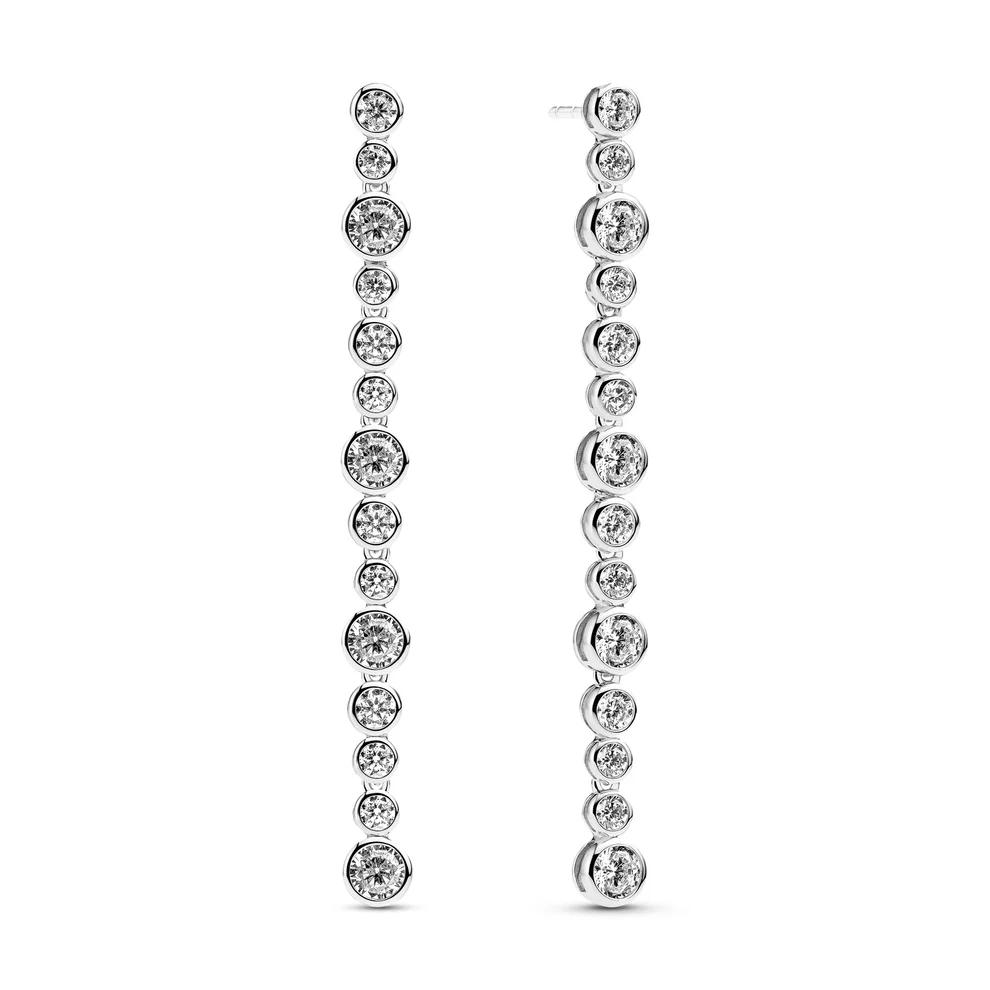 Oorbellen gemaakt van 925 sterling zilver met rhodiumcoating, met een gepolijst oppervlak en bezet met facetgeslepen witte zirkonia.