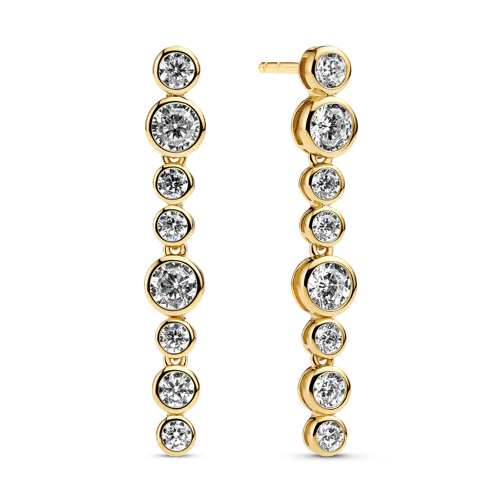 Oorbellen gemaakt van 18-karaats verguld 925 sterling zilver, met een gepolijst oppervlak en bezet met facetgeslepen witte zirkonia.