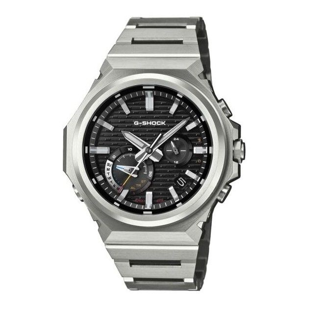 Stoere, innovatieve, functionele schoonheid - opnieuw vormgegeven in een scherpe, minimalistische stijl.

De GST-B1000D borduurt voort op de G-SHOCK erfenis van stoere constructie en design geworteld in functionele schoonheid, en reconstrueert deze erfenis om een gepolijste, slanke expressie te bereiken.

De bezel heeft geen logo voor een strakke, moderne look, terwijl drie afzonderlijke afwerkingen - verticale haarlijn, ronde haarlijn en spiegelglans - een rijke en verfijnde texturale aantrekkingskracht cre&euml;ren die verandert als het licht onder verschillende hoeken wordt gereflecteerd. De spiegel- en haarlijnafwerking van massief roestvrijstaal wordt gecombineerd met een drieklapsluiting die ook van massief roestvrijstaal is gemaakt. Dit scherpe, platte ontwerp neemt je met gemak mee van zakelijke bijeenkomsten naar casual settings naar activiteiten buitenshuis.

We hebben details overgenomen van de DW-5000C, de allereerste G-SHOCK, en sportieve accenten toegevoegd, zoals de kenmerkende ringvorm en het baksteenpatroon van het origineel. De GST-B1000D-1AJF heeft accentkleuren die zijn ge&iuml;nspireerd op de eerste G-SHOCK: rood symboliseert de passie om uitdagingen aan te gaan, blauw staat voor waterbestendigheid en geel voor uitstekende schokbestendigheid.

Dit is een horloge dat gemaakt is om tegen een stootje te kunnen. Een metalen rand beschermt tegen stoten, terwijl de met koolstof versterkte behuizing de module beschermt. Urethaan bufferende onderdelen waar de metalen band en de behuizing elkaar raken, absorberen schokken en verminderen de druk op de gewrichten - wat de duurzaamheid verbetert en zorgt voor een veiligere verbinding. Het verlijmen van glas en een compact moduleontwerp zorgen voor een slanker en lichter horloge, zonder afbreuk te doen aan de schokbestendigheid. Dit alles komt samen in een uitstekende combinatie van comfort, stevigheid en dagelijks gebruik.

Compacte vorm, minimalistisch ontwerp en robuuste prestaties - dit horloge is een allround metgezel, klaar voor alles wat er op je pad komt.
