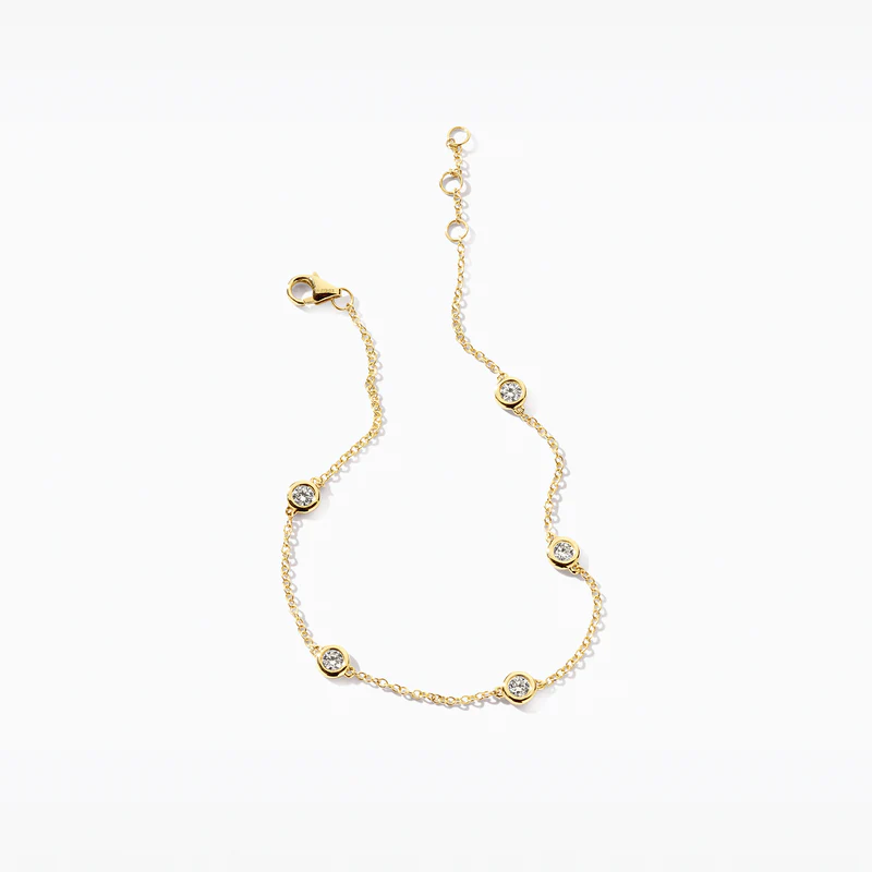 Huiscollectie 14krt geelgouden anker armband met diamant, 5 x 0,02crt totaal 0,10 crt. Het is een verfijnde gouden anker armband met  schitterende diamant. De armband van 19 cm straalt elegantie uit. Draag hem solo voor een subtiele look of combineer met andere sieraden voor een opvallende stijl. Perfect voor elke gelegenheid.