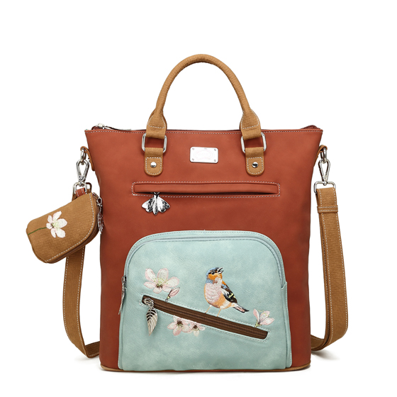 Hand-/schoudertas
H34 x B30 x D10 cm
100% vegan & eerlijk geproduceerd
Hoofdvak met ritssluiting
Prachtige borduring van een vink
Verstelbare en afneembare schouderband
Voor- en achtervak met ritssluiting
Extra portemonnee met sleutelhanger bevestigd
Laptopvak aan de binnenkant
Geschikt voor een 14&Prime; laptop