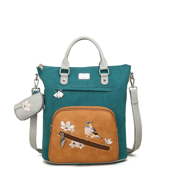 Hand-/schoudertas
H34 x B30 x D10 cm
100% vegan & eerlijk geproduceerd
Hoofdvak met ritssluiting
Prachtige borduring van een vink
Verstelbare en afneembare schouderband
Voor- en achtervak met ritssluiting
Extra portemonnee met sleutelhanger bevestigd
Laptopvak aan de binnenkant
Geschikt voor een 14&Prime; laptop