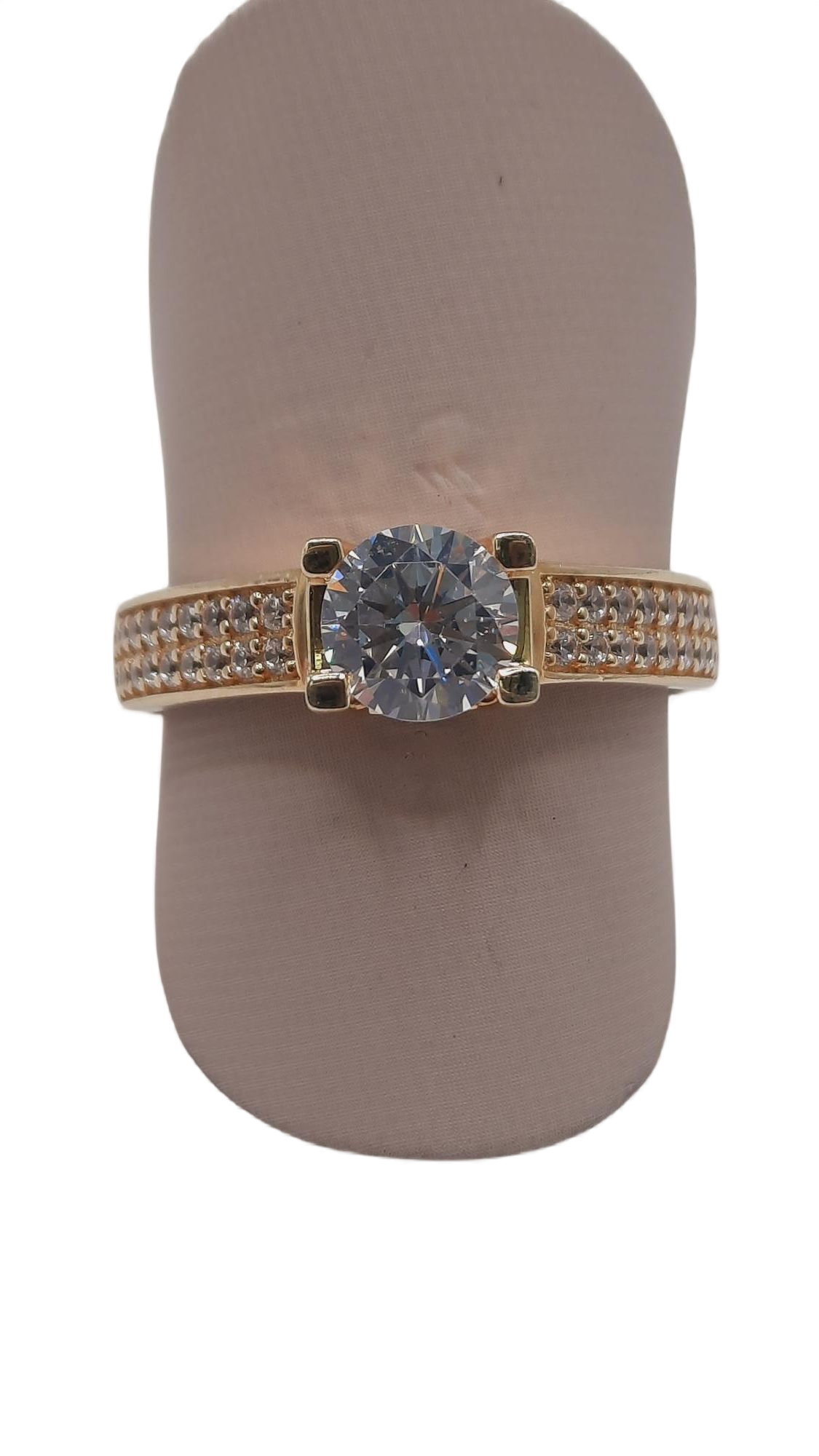 De gouden ring met modelnummer 0002324 is een verfijnd sieraad van 14 karaat goud in maat 54. Met een elegante goudkleurige afwerking, biedt hij een klassieke uitstraling. Perfect voor dagelijks gebruik of speciale gelegenheden. Combineer met andere gouden sieraden voor een harmonieuze look. Uitstekend als stijlvol cadeau voor jezelf of een geliefde.