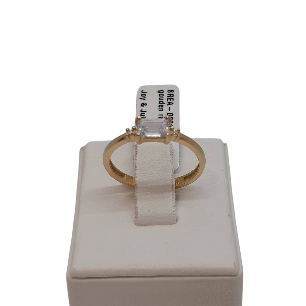 De gouden ring met modelnummer BREA-000671 is een verfijnd sieraad, vervaardigd uit 14-karaats goud. De ring heeft een glanzende afwerking, een breedte van 2,3 mm en een diepte van 1,4 mm. Deze ring in maat 55 is goudkleurig en perfect om solo te dragen of te combineren voor een elegant statement.