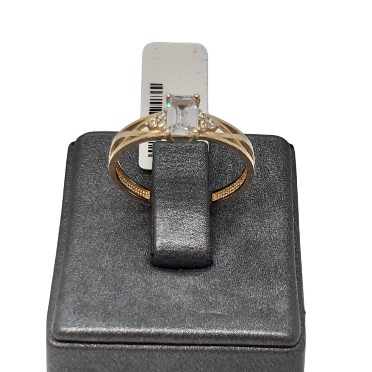 Deze prachtige gouden ring, modelnummer BREA-000669, is gemaakt van 14-karaats goud en heeft een elegante glans. De ring is goudkleurig en beschikbaar in maat 55. Perfect voor elke gelegenheid, draagt u hem solo voor een subtiele uitstraling of in combinatie met andere sieraden voor een meer gedurfde look. Een tijdloos sieraad!