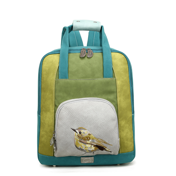 Rugzak / trolleytas
B30 x H35 x D12 cm
100% vegan & eco-leer
Hoofd- en voorvak met ritssluiting
Laptopvak voor 14&Prime; laptop
3 binnenvakken
Zachte en verstelbare schouderbanden
Met ijsvogelborduring
Trolleyband aan de achterzijde
Kleurrijke, bedrukte voering
100% eerlijk geproduceerd!