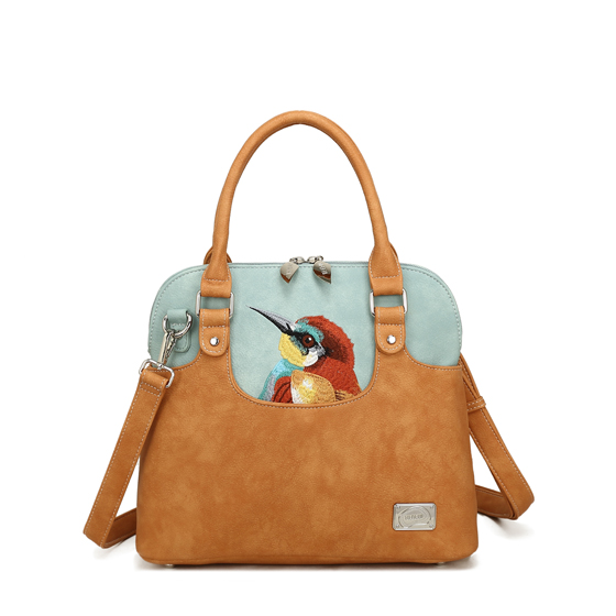 Hand-/schoudertas
H27 x B32 x D15 cm
100% vegan & eerlijk geproduceerd
Goudhaan-borduring
2 hoofdvakken met ritssluiting
Extra vak aan de voor- en achterkant
Verstelbare en afneembare schouderband