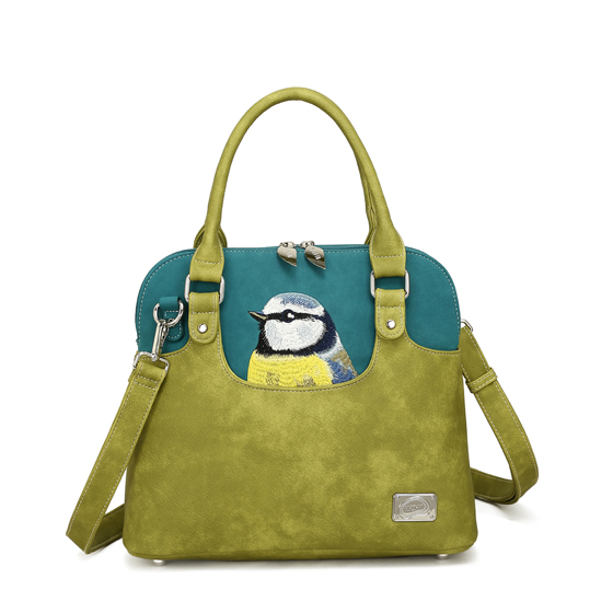 Hand-/schoudertas
H27 x B32 x D15 cm
100% vegan & eerlijk geproduceerd
Goudhaan-borduring
2 hoofdvakken met ritssluiting
Extra vak aan de voor- en achterkant
Verstelbare en afneembare schouderband