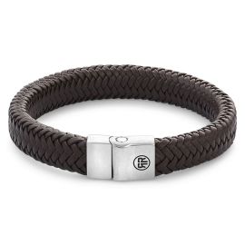 Een Full Metal Herringbone Brown Matt lederen armband met edelstalen sluiting, RR-M0022-S-L, uit de Rebel & Rose collectie. Het slot, met een bijzonder borging, is voorzien van een 3D Rebel & Rose logo. Het leer is met veel zorg en vakmanschap handmatig gelooid en gevlochten. 