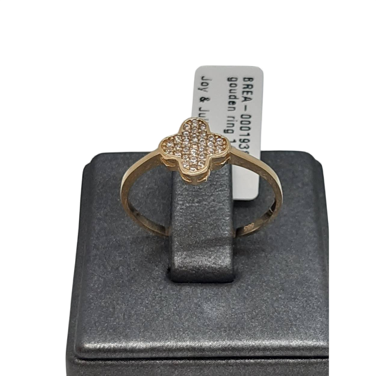 De gouden ring BREA-0001938 is een stijlvolle 14-karaats ring met een glanzende afwerking. Met een breedte van 1,4 mm en maat 55, straalt deze goudkleurige ring elegantie uit. Perfect voor dagelijks gebruik of speciale gelegenheden, draag deze ring solo of gestapeld met andere ringen voor een verfijnde look.