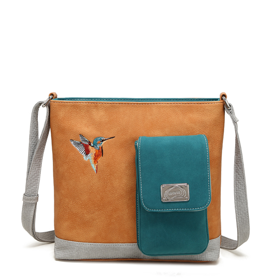 Hand-/schoudertas
H24 x B24 x D4 cm
100% vegan & eerlijk geproduceerd
Hoofdvak met ritssluiting
Prachtige borduring van een ijsvogel met vis
Verstelbare schouderband
Voor- en achtervak met ritssluiting
Extra telefoonzakje en een ritsvak aan de achterkant
Verrassing bij het openen: een ijsvogel die een vis vangt!