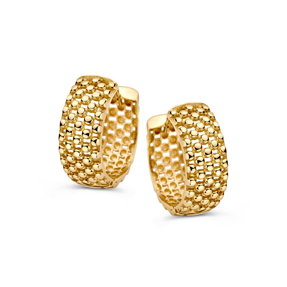 Bolle, geelgouden oorringen, bewerkt met een patroon van fijne bolletjes.

