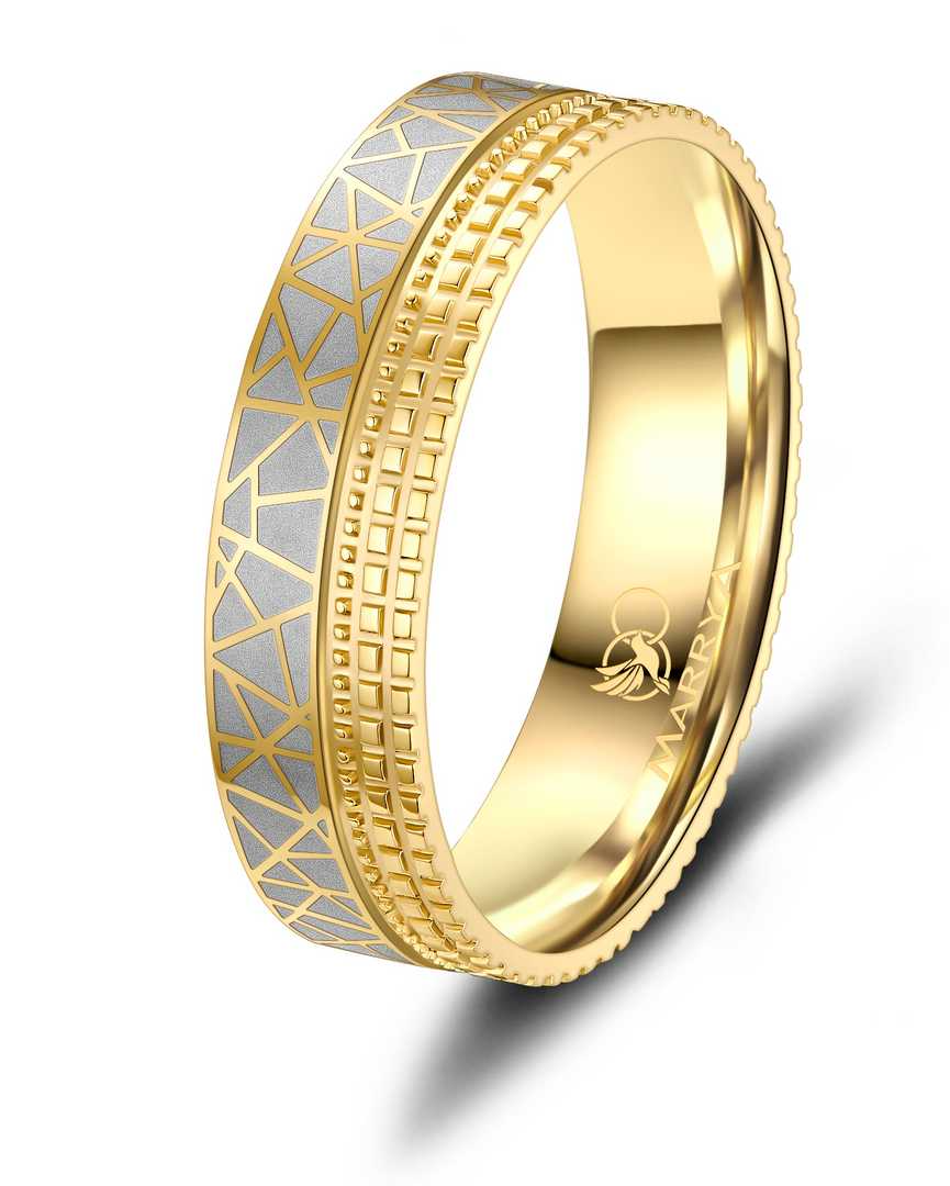 De ring H-ES-37-62, een bicolor ontwerp van roestvrij staal, straalt tijdloze elegantie uit. Met zijn moderne en veelzijdige uitstraling is deze ring zowel voor dagelijks gebruik als voor speciale gelegenheden geschikt. Draag hem als statement stuk aan de wijsvinger, of combineer met andere ringen voor een gelaagde look. Ideaal voor elke sieradenliefhebber.