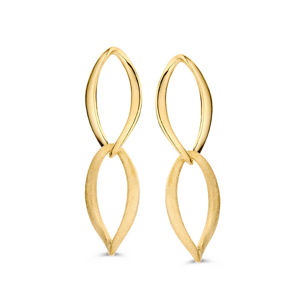 Speelse, geelgouden schakeloorbellen waarbij &eacute;&eacute;n schakel een gepolijste en &eacute;&eacute;n een gematteerde afwerking heeft.
