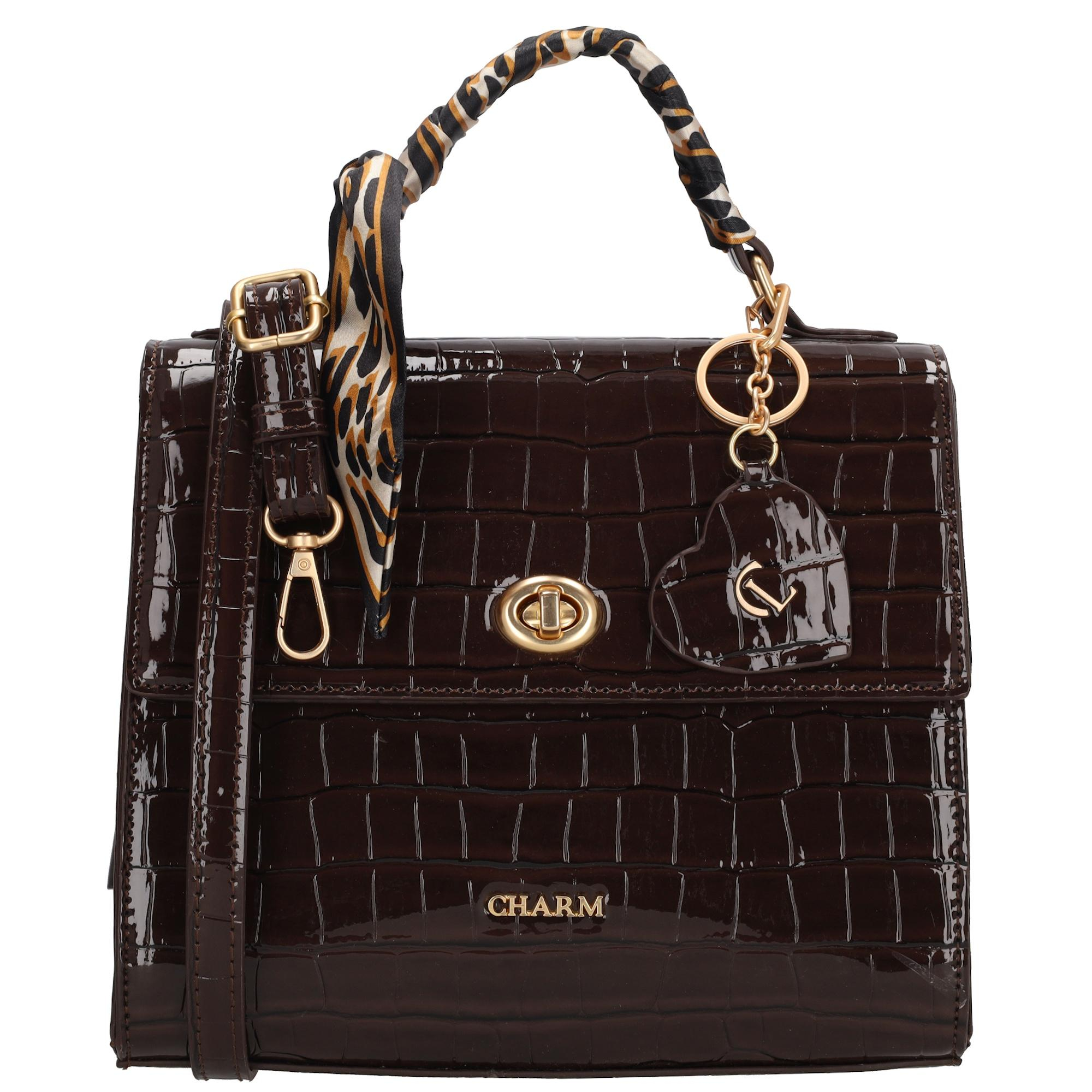De Charm London Knightsbridge Handtas is een stijlvolle handtas met een glanzende croco laklook en verfijnde details. Dankzij het compacte ontwerp en de elegante afwerking is deze tas perfect voor een dagje uit of een diner in stijl.

De tas sluit met een ritssluiting en een overslag met kliksluiting, zodat je spullen veilig opgeborgen zijn. Aan de binnenkant vind je een ritsvak en een telefoonvak om alles overzichtelijk mee te nemen. Het handvat ligt prettig in de hand en geeft de tas een klassieke uitstraling.

Als speelse touch is de tas afgewerkt met een hartvormige sleutelhanger met spiegeltje en een decoratief sjaaltje dat je op meerdere manieren kunt dragen.

Kenmerken:

Croco laklook met overslag en kliksluiting

Ritssluiting voor extra veiligheid

Ritsvak en telefoonvak aan de binnenkant

Stevig handvat

Hartvormige sleutelhanger met spiegel

Inclusief sjaaltje, op verschillende manieren te dragen